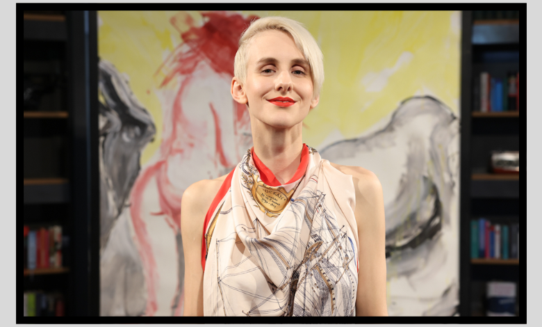 Lisa Eckhart Gewicht – Die Wahrheit hinter der eleganten Erscheinung der österreichischen Künstlerin